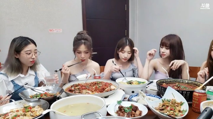面条和美女去泰国旅游吃晚饭吃的好丰盛，很美味啊