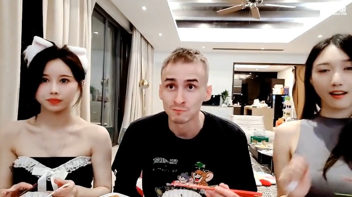 三岁伊和小伙子吃饭，说话不停啊，都不想吃鸡翅啊