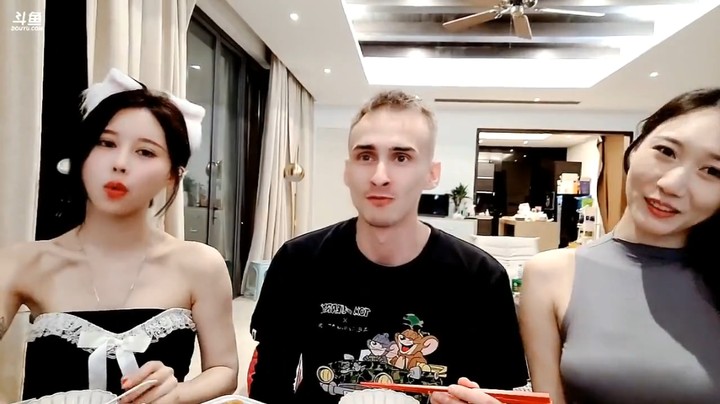 两个美女陪小伙子吃饭，好幸福