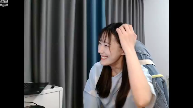 【2022-07-27 19点场】传情小小：小鹿：外面快要下雨了~