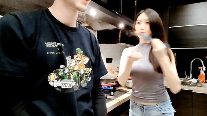 三岁伊看小玉做西红柿炒蛋