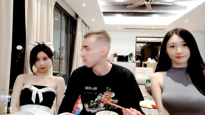 两个美女看小伙子吃饭，看来大家都不想吃啊