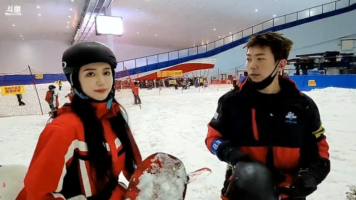小王哥滑雪一个小时终于要走了，王雨檬也学会了点