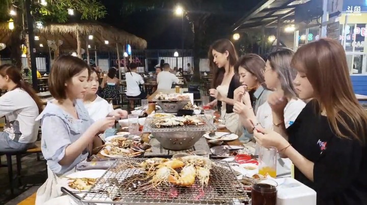 美女一起吃海鲜吃的好香，小七和小白吃的很快乐啊