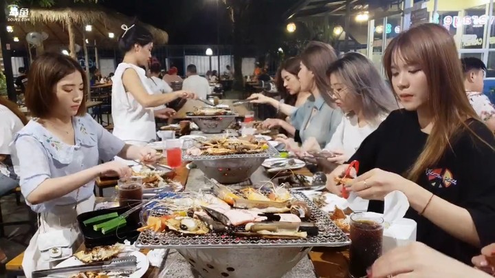 面条带美女去芭提雅吃海鲜美食，真是快乐啊