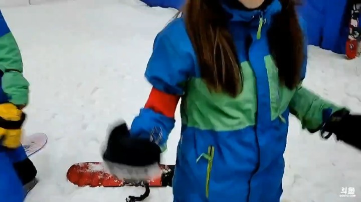 小王哥和美女去滑雪，又要开始0基础学了