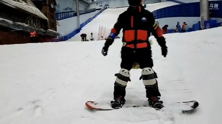 美女教练耐心的教小王哥滑雪的要领，他努力的学习啊