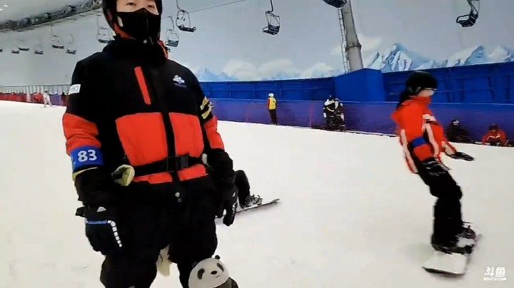 美女教练教小王哥滑雪，太难了啊