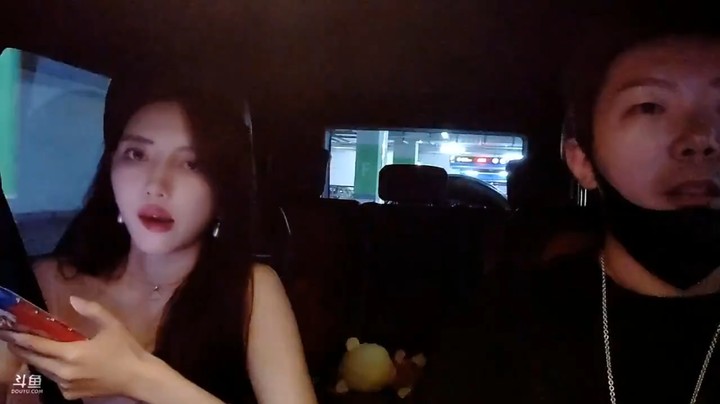 小王哥和王雨檬终于来车库开车出去吃饭了