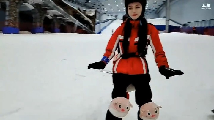 小王哥和王雨檬滑雪，王雨檬是真的站着不懂滑雪，自动滑啊