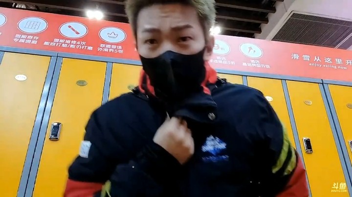 小王哥准备穿衣服去运动，有人还送红牛，格局啊