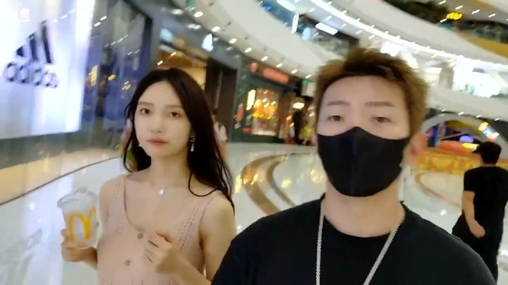 小王哥和王雨檬逛街不拉手，大家说差点意思啊