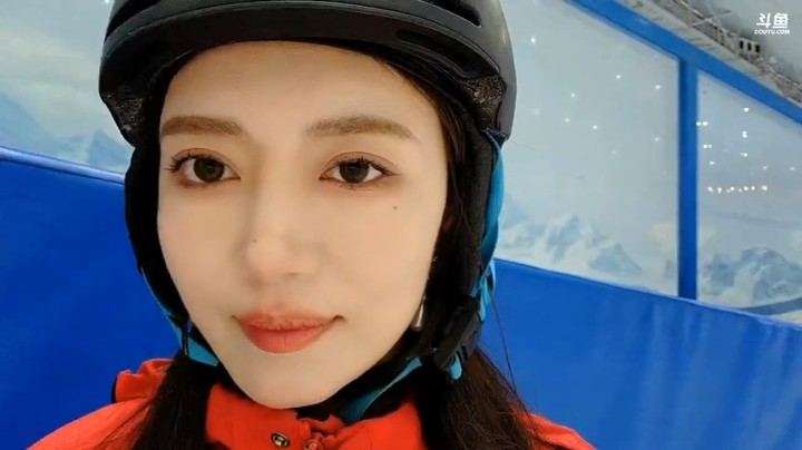 小王哥和王雨檬去滑雪，挺凉快的啊