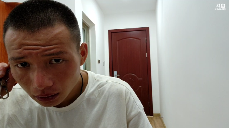 我在斗鱼看叶子户外直播户外