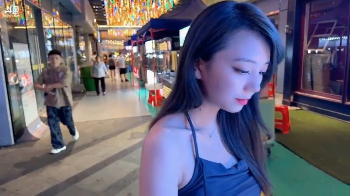 博哥带美女买吃的，美女好看