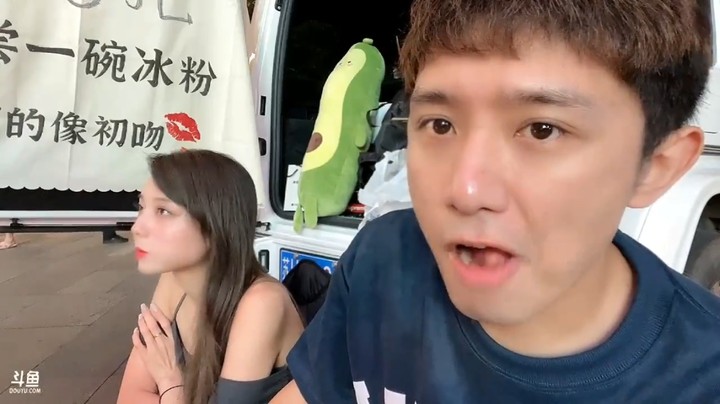 博哥和美女直播卖冰粉，18元一碗，你想不想吃