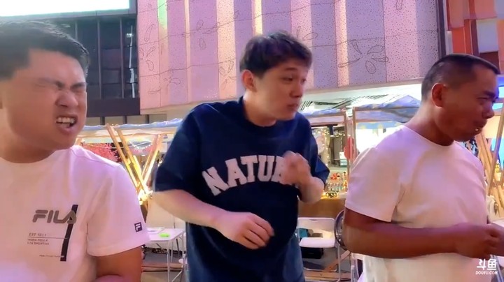 博哥比赛吃芥末寿司好搞笑，给杏子吃，美女生气了啊