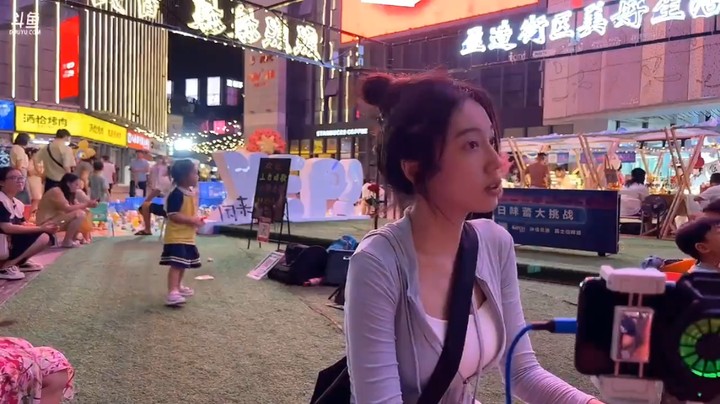博哥看美女小董唱歌真好听，厉害啊