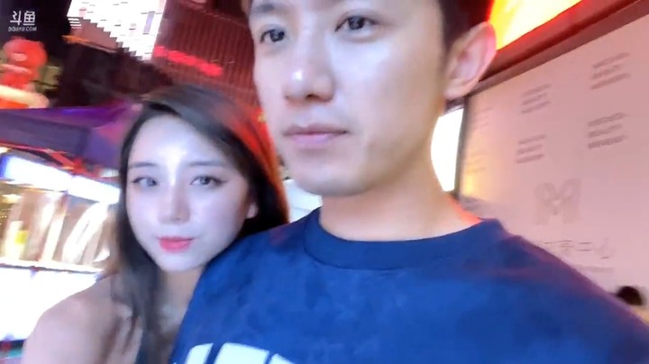 博哥饿了，带着美女杏子去吃东西