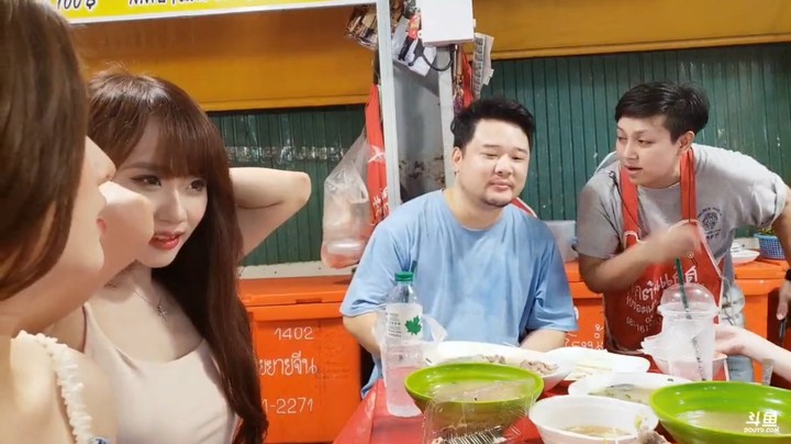 面条和服务员聊天很有趣，老板娘都来拍照了