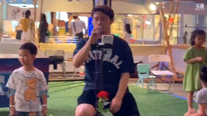 博哥翻唱经典老歌很好听啊，美女杏子在听