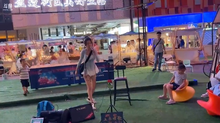 美女小董唱说唱很有意思，虽然听不懂但是可以啊