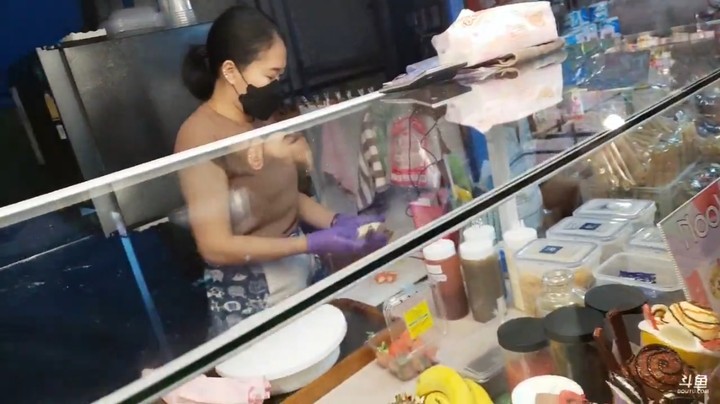 面条和美女逛街买美食，路人拍摄，面条说不要拍