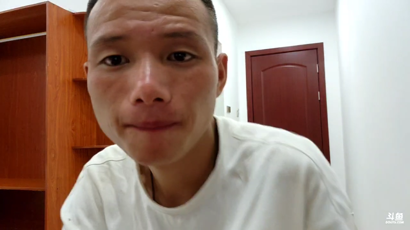 我在斗鱼看叶子户外直播户外