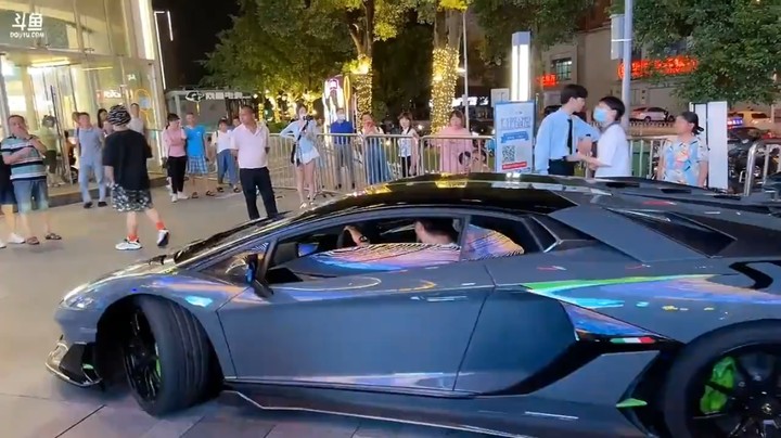 蓝战非开兰博基尼来捧场，博哥很开心啊