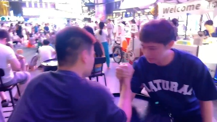 博哥在街上卖冰粉，还和路人玩游戏