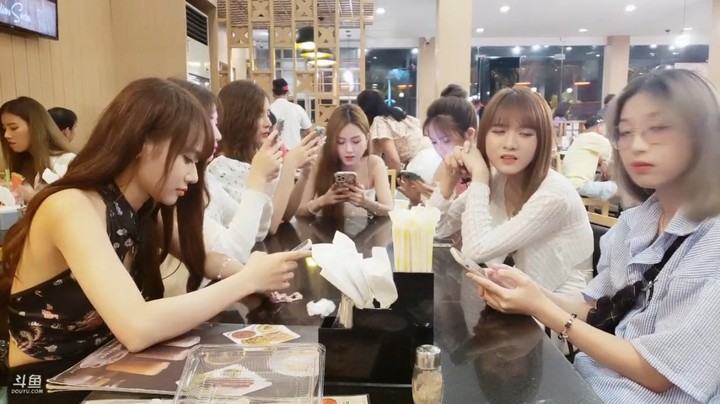 美女一起吃美食，真快乐啊