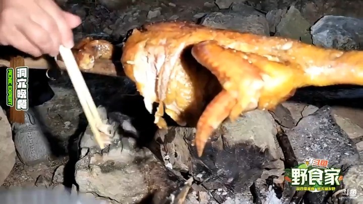 野食家：大家在户外做美食，美女做烤鸡吃，看起来美味啊