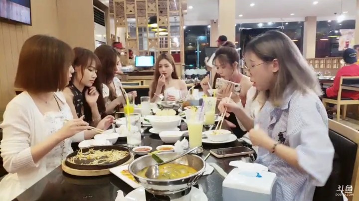一群美女去泰国旅游 吃美食，吃饭之前先拍照发朋友圈
