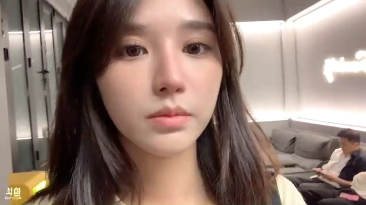 软软美女小姐姐和闺蜜坐车去喝饮料，好可爱啊