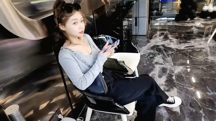 小王哥和美女聊天好搞笑，美女实在