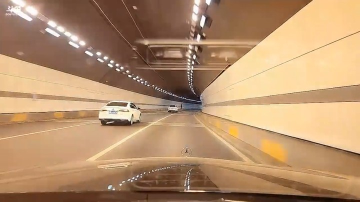 小王哥开车过隧道，这技术还是很稳的啊