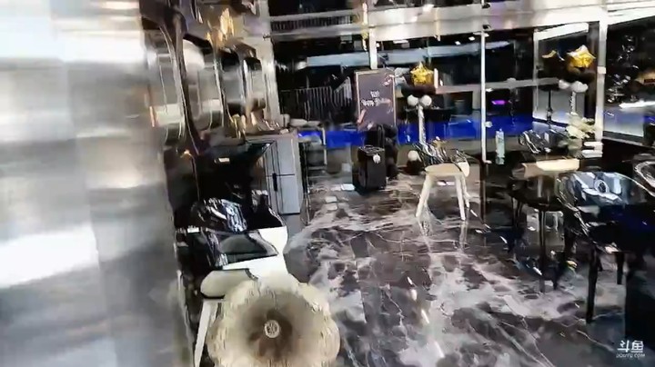小王哥一个人玩的好啊，都不和美女一起