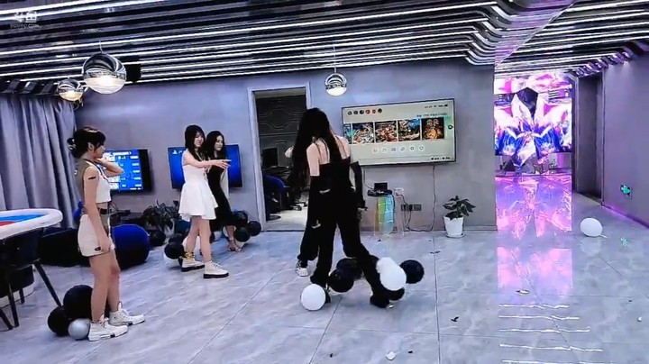 几个美女玩游戏踩气球，很有意思啊