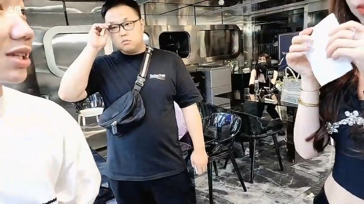 小王哥来别墅，居然不让吵闹，需要安静，这无法理解