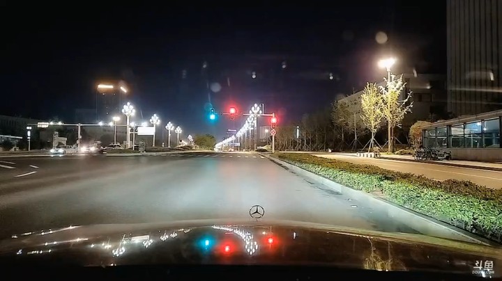 小王哥开车看黄灯就等了，后面社长开路虎直接压黄灯飞过去了