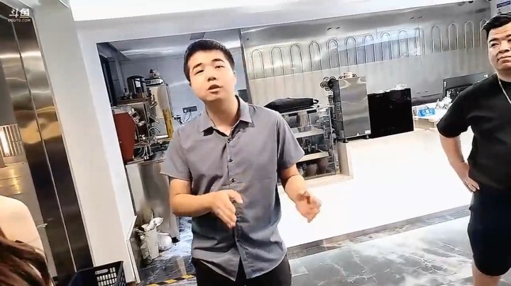 小王哥和别墅管理员聊天，互相说服不了对方