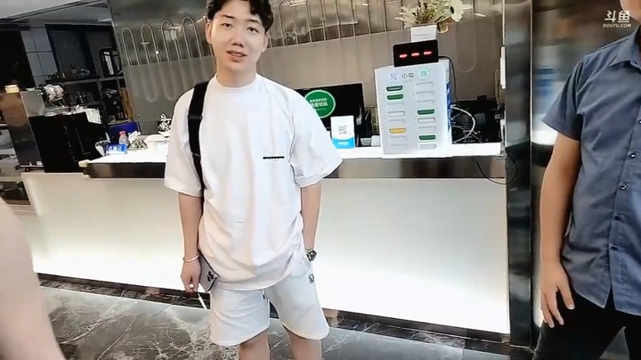 小王哥和社长等人到别墅，管理员说不能下水游泳