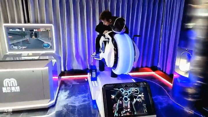 小王哥玩3D摩托车，这视觉冲击好赞