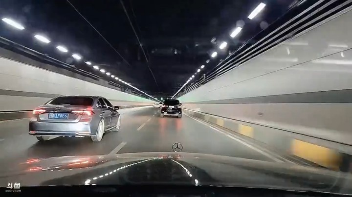 小王哥开车走武汉东湖隧道，这10.6公里的隧道好长