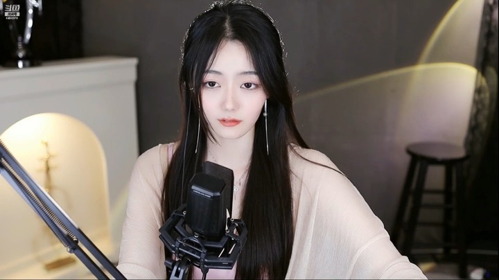 玩蛇姐姐穿的很仙气，声音很好听
