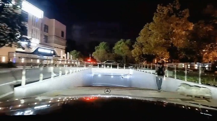 小王哥开车半小时终于到达了武汉别墅住地，幸好有东湖隧道，不然更远