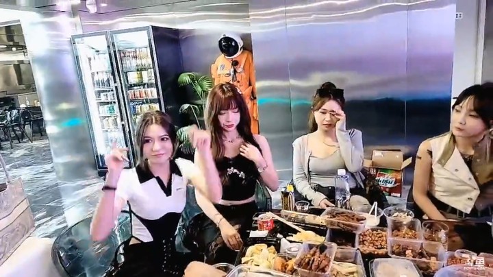 一群人在别墅吃烧烤，就美女童酱开始吃了起来啊