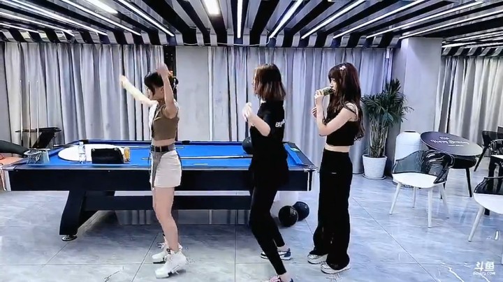 一群美女在别墅玩游戏，输了也有惩罚的