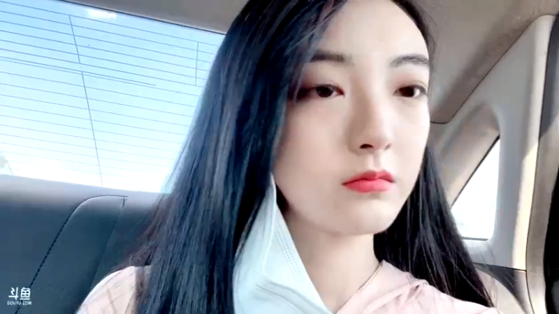 【2022-08-05 17点场】很嗯的雨薇：雨薇：去闺蜜家做指甲