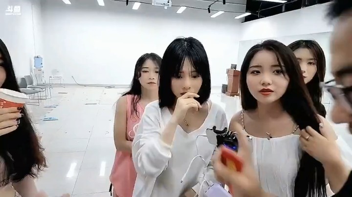 博哥和美女队友玩游戏，美女真可爱